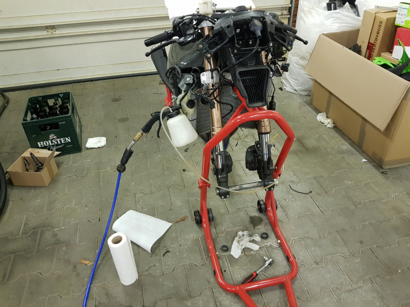 20171220_174153.jpg (1.91 MiB) 2659 mal betrachtet Als erstes wurden erstmal die Bremssattel abgeschraubt und die Stehlflexleitungen geleert.