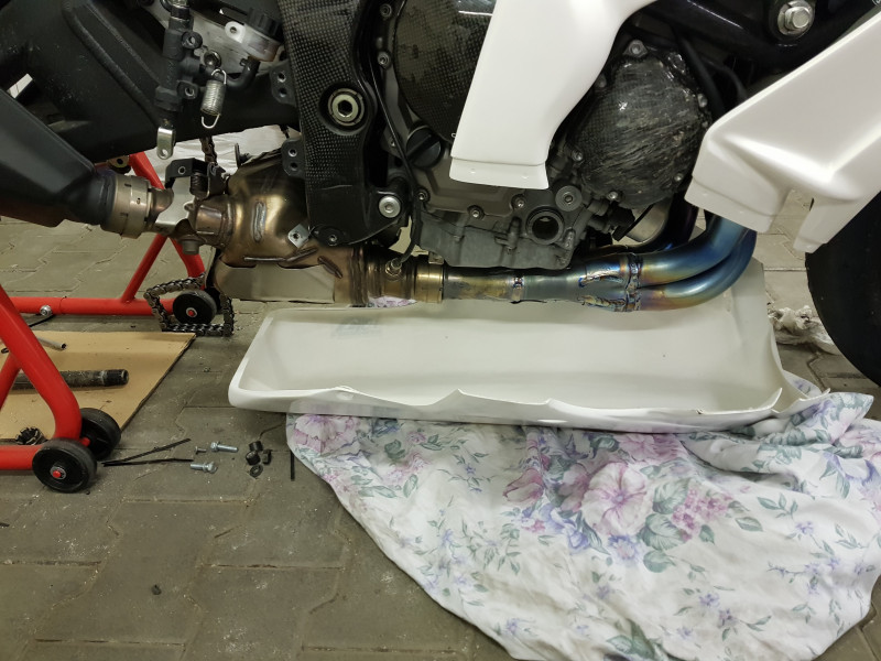 20171220_184830.jpg (1.71 MiB) 2804 mal betrachtet Die Originale Auspuffanlage MUSS ich leider anbauen, da ich hauptsächlich auf dem Sachsenring unterwegs bin. Der vorher verbaute AKRA mit Katersatzrohr, wäre allerdings deutlich Montagefreundlicher gewesen. Schon auf anhieb konnte ich mir denken, dass der Riesen KAT nicht in die verkleidung passen wird.