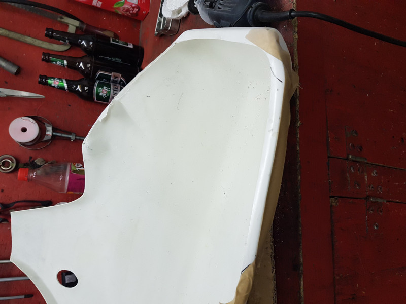 20171222_155918.jpg (1.5 MiB) 2659 mal betrachtet Der erste versuch zum passend machen. Mit Tape kann man wunderschön gerade linien abkleben (und auch noch paar mal verändern) um dann mit dem Dremel zu agieren.<br />Das ende vom Lied war: es passt trotzdem nicht:-)