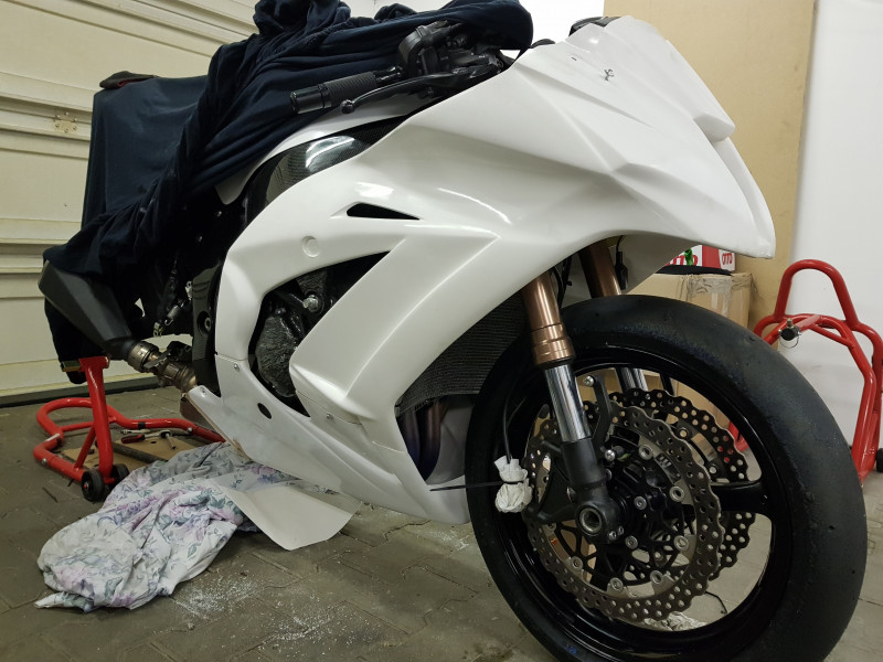 20171222_180614.jpg (1.68 MiB) 2659 mal betrachtet Das Unterteil ist dran und mit ein paar wenigen schrauben fixiert. Unter der Verkleidung liegt das stück was dann schlussendlich weichen musste.