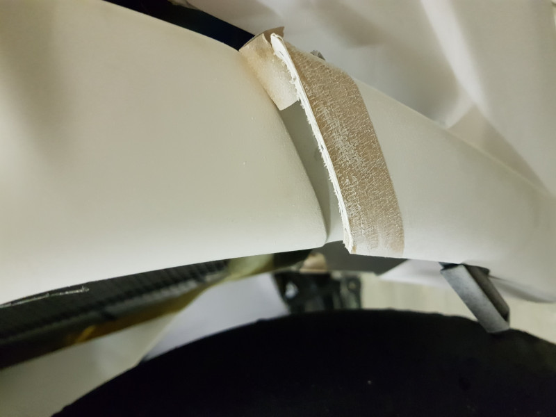 20171223_183555.jpg (1.16 MiB) 2659 mal betrachtet Als nächstes wurden noch die Übergänge von unter zu oberverkleidung angepasst. Aufgrund der paar Schrauben ging das recht easy und auch direkt am Bike. Einfach wieder mit tape und Augenmaß markieren was weg muss. Etwas dahinter klemmen um Abstand zu haben und fröhlich drauf los dremeln.