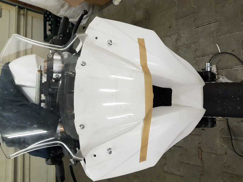 20171223_192304.jpg (1.53 MiB) 2659 mal betrachtet Am ende standen nur noch die Bohrlöcher der Verkleidungsscheibe aus. Auch hier war das Tape wieder die helfende hand:-D