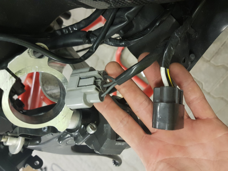 20180102_130557.jpg (1.34 MiB) 2812 mal betrachtet Die Stecker, die an den Gleichrichter gehen