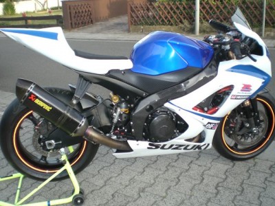 SUZUKI GSX-R 1000 K7 Superbike<br />mit folgendem Zubehör:  Yoshimura Zündbox und Kabelbaum, Yoshimura Schaltautomat, Yoshimura Alu Ansaugtrichter, BMC Luftfilter, Öhlins Cartridge Stufe 4, Öhlins TTX Federbein, WP Lenkungsdämpfer, TRW Racing Fußrastenanlage, Brembo RCS 19 Bremspumpe, Stahlflex vorn und hinten, 520 DID Racing Kettensatz, Akrapovic kompl. Anlage, Alu Tankdeckel, PVC Lenkanschläge, verstellbarer CNC Brems und Kupplungshebel, Silicon Kühlerschläusche, Folgende Teile sind aus Carbon: Armarturenhalter, Radabdeckung hinten, Motordeckel links und rechts, Rahmenschützer links und rechts, Starlane STEALTH GPS-2 Laptimer, neuer Wasser und Ölkühler, neue Reifen Pirelli Superbike Slick (hinten 200/60/17), Bremsbeläge neu