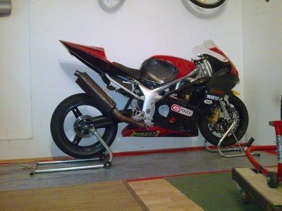 mein Rest-Teile-Halter mir SV Rahmen, paar gsxr Teilen und ner KTM Schwinge