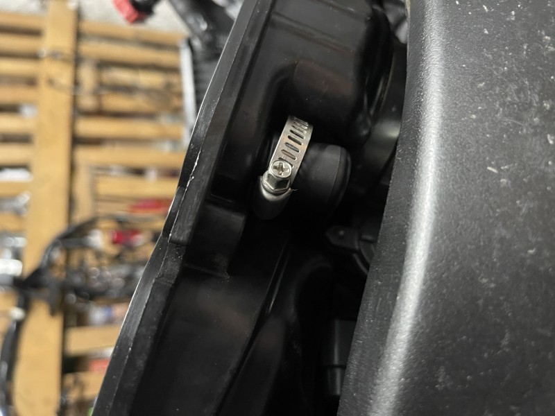 Stopfen am Luftfiltergehäuse von WRS