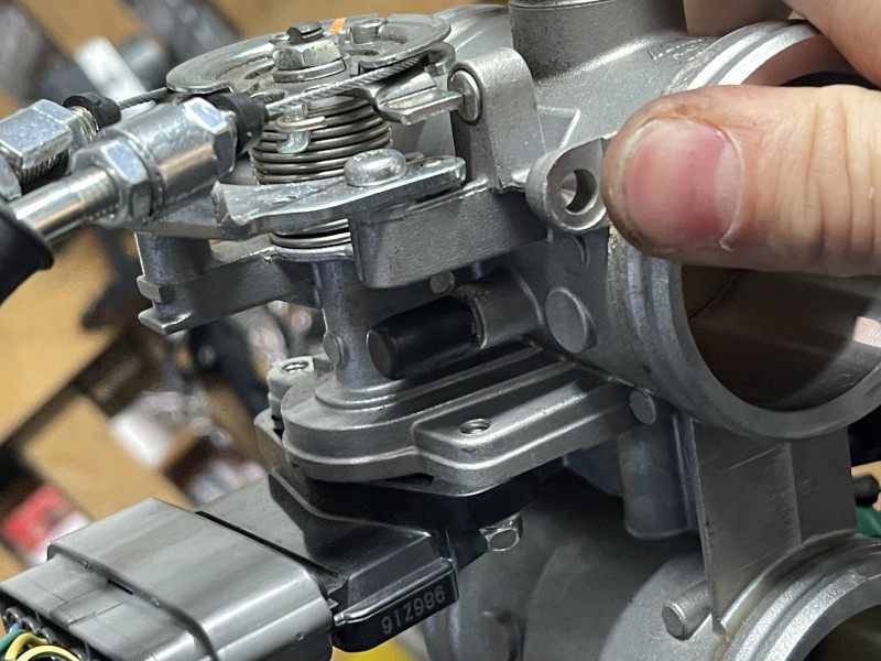 Original Kawasaki Stopfen zum verschließen der nicht mehr benötigten unterdruckleitungen an dem Drosselklappenkörper