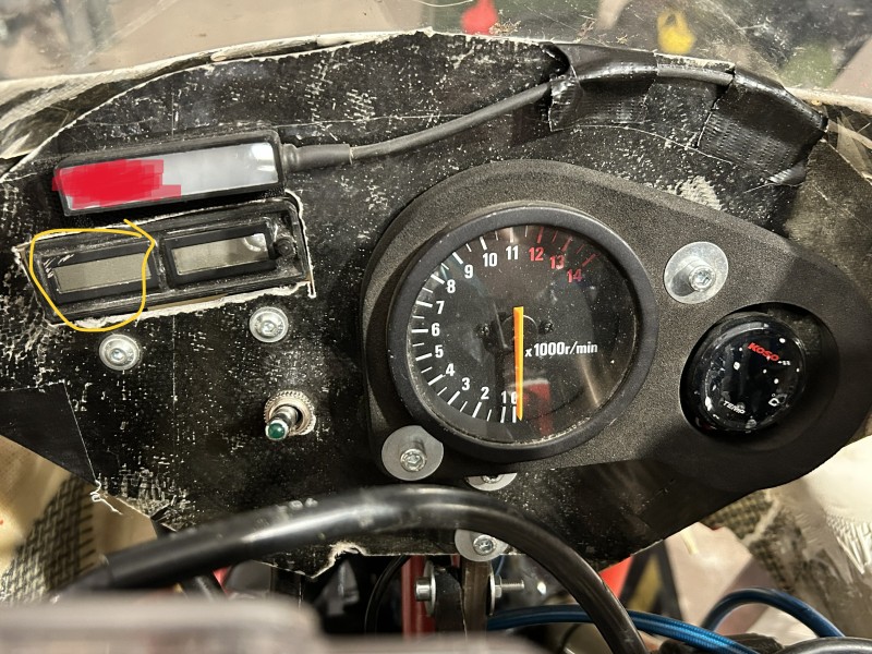 Cockpit mit allem wichtigem. Drehzahlmesser, Temperatur, Deto-Counter und Intensitätsleuchte. Hauptkippschalter.