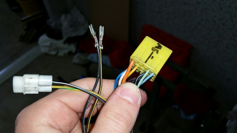 Die beiden Zapfen, habe ich aus dem gelben Stecker gezogen und wollte Sie später einzeln in das gegenstück stecken.