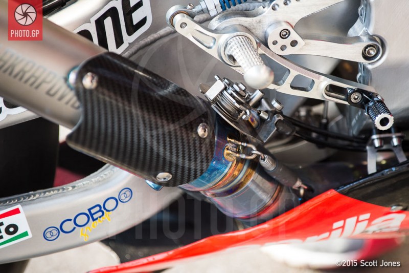 Aprilia-MotoGP-exhaust-gate-L.jpg